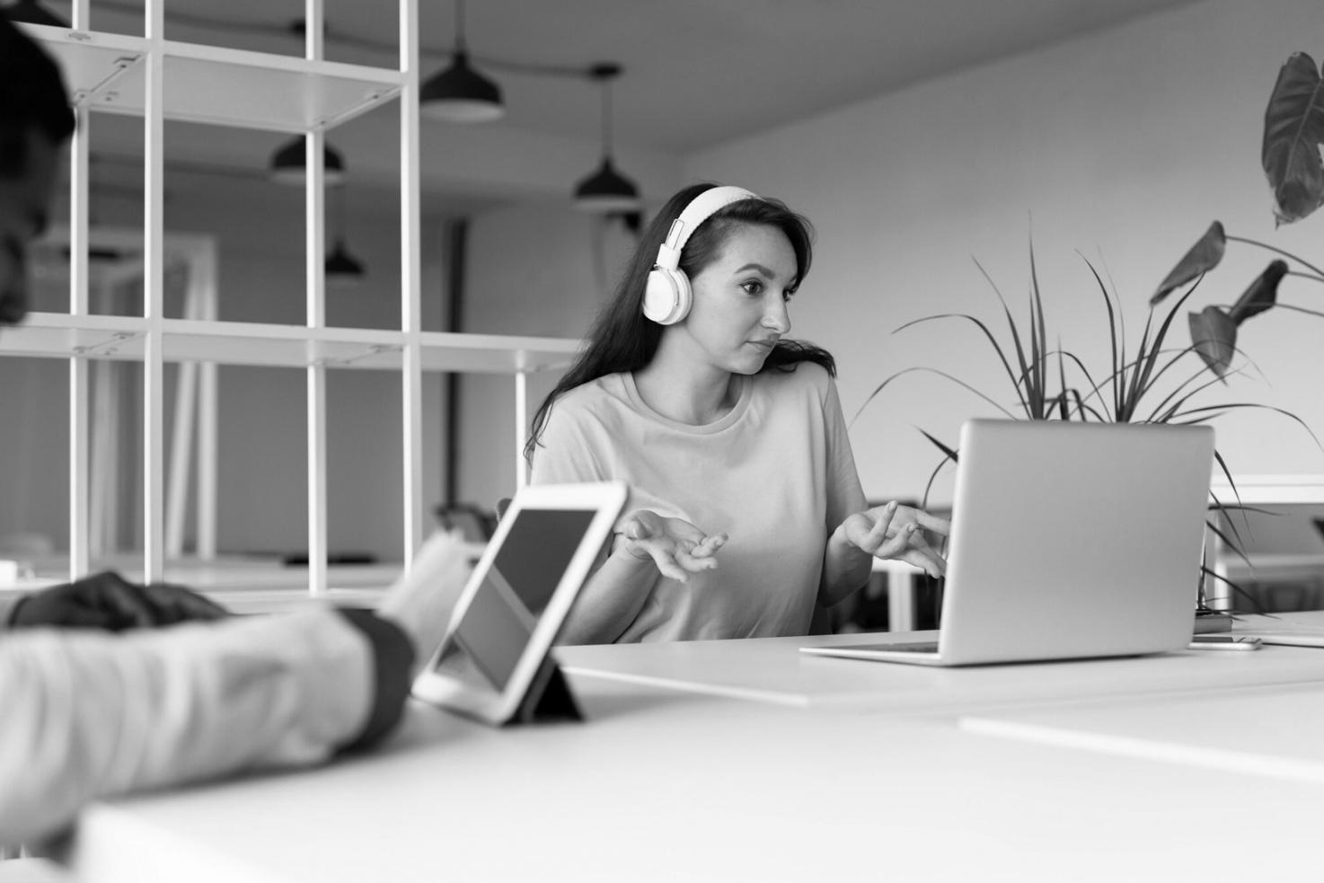 Environnement de travail pour la recherche financière avec documents et analyses