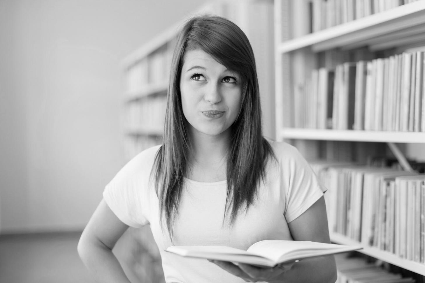 Session de formation en recherche financière avec participants engagés