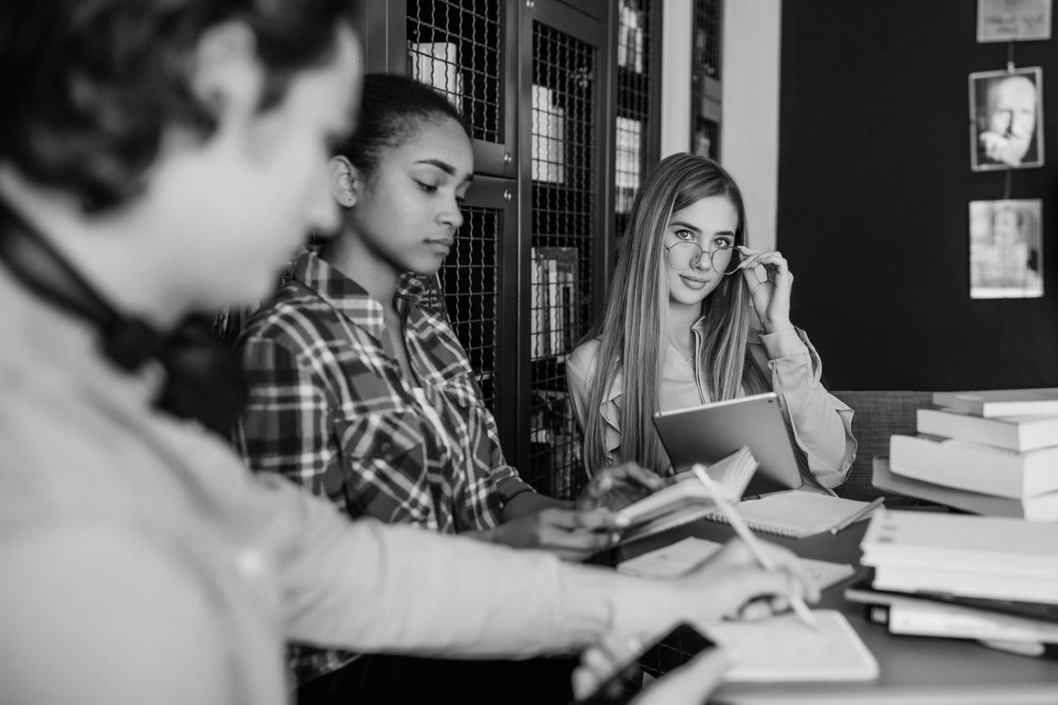 Session de formation en recherche financière avec documents et graphiques